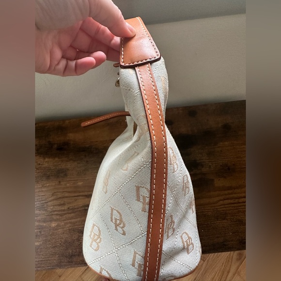 Dooney&Bourke light blue zippered bucket handbag with belt style strap - Picture 2 of 16